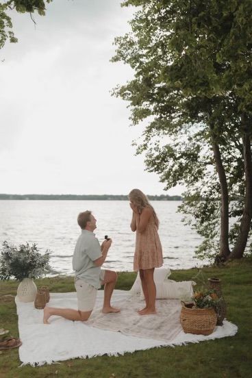 Engagement Moment Photos, Engagement Scene Ideas, Marriage Proposal Photos, Subtle Proposal Ideas, Minimalist Proposal Ideas, Lowkey Proposal Ideas, Dock Proposal Ideas, Enagament Ideas, Sweet Proposal Ideas