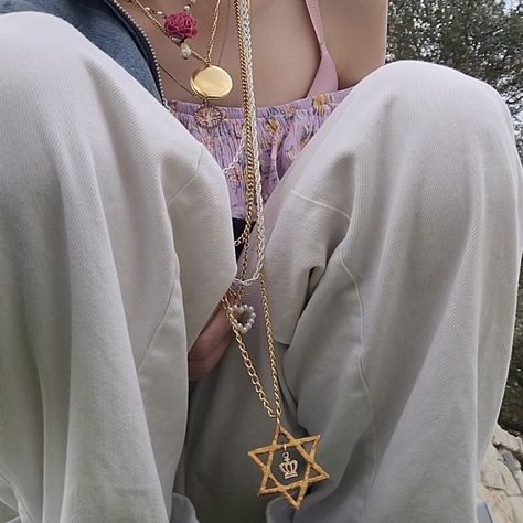 #aesthetic #jewish #hearts Tzniut Jewish, Jewish Girl Aesthetic, Judaism Aesthetic, Jew Aesthetic, Jewish Aesthetic, Virtual Scrapbook, Sims Characters, Jewish Stuff, Jewish Girl