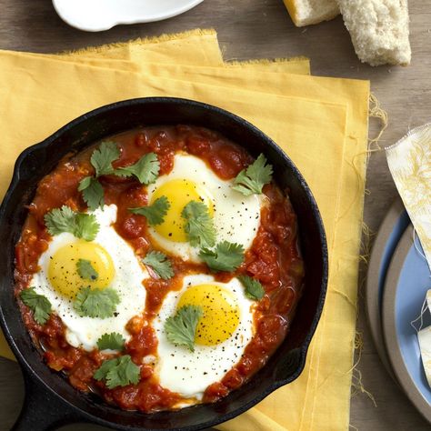 A one-pot-wonder, and something different for breakfast - Shakshouka (also called Chakchouka) is a Middle Eastern and North African dish traditionally served Cast Iron Breakfast, Eastern Eggs, Pain Pita, Seasoning Cast Iron, Recipetin Eats, Dash Diet, Sauce Tomate, Baked Eggs, Perfect Breakfast