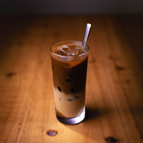 Ca Phe Sua Da, Coffee Calories, Thai Iced Coffee, Vietnamese Style, Vietnamese Iced Coffee, Coffee Guide, Vietnamese Coffee, Ice Milk, Coffee Press