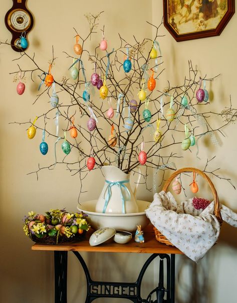 Easter Tree Ideas, Easter Egg Tree, Tafel Decor, Easter Craft Decorations, Easter Tree Decorations, Easter Eggs Diy, Easter Inspiration, Easter Crafts Diy, Easter Centerpieces