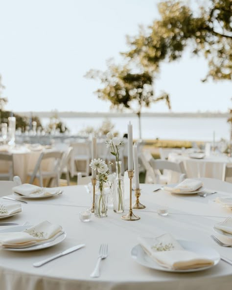 Simple Flower Wedding Table Decor, Wedding Tables Round Decor, Circular Tables Wedding Reception, White Linen Round Table Wedding, Modern Minimal Wedding Centerpiece, Elegant Wedding Round Table Settings, Wedding Shower Round Table Decor, Simple Centerpieces Round Tables, Round Tables With Bud Vases Wedding