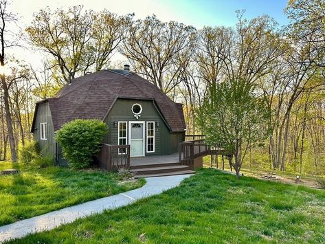 1978 Geodesic Dome Home For Sale on 4.4 Acres Missouri $187,500 - Country Life Dreams Geodesic Homes, Dome House Plans, Circular House, Geodesic Dome Homes Interiors, Dome Home Interior, Dome Homes Floor Plans, Dome House Interior, Concrete Dome House, Cement Dome House