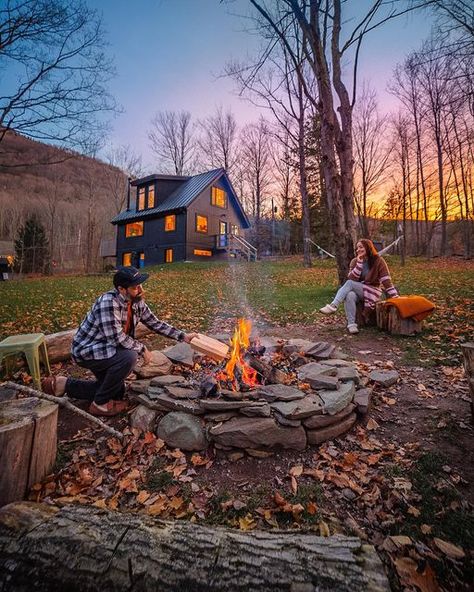 Camping Aesthetic, Nature Camping, Getaway Cabins, House Hunters, Summer Getaway, Cabin In The Woods, Cabin Life, Camping Life, Cozy Cabin