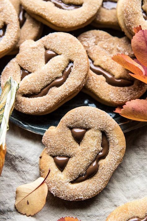 Veselý Halloween, Cookies To Bake, Dessert Halloween, Bolo Halloween, Halloween Baking, Half Baked Harvest, Halloween Snacks, Halloween Desserts, Fall Treats