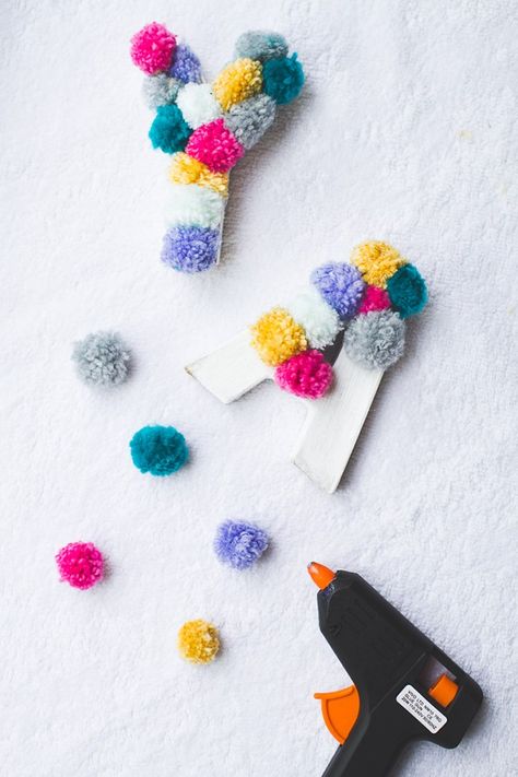 Pom Pom Letters, Pompon Diy, Diy Gifts To Make, Pom Pom Flowers, Presente Diy, Diy Pom Poms, Diy Crafts For Teens, Diy Ostern, Diy Bebe