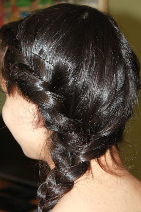 Katniss braid Katniss Everdeen Hairstyles, Katniss Hairstyle, Katniss Everdeen Braid, Katniss Hair, Katniss Braid, Braid Hairdo, Hairstyles Everyday, Purim Costumes, Brown Straight Hair