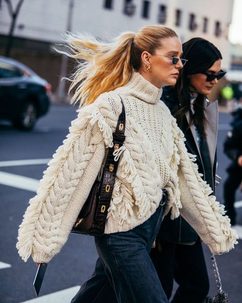 Street Style: Fringed beige sweater, shoulder bag, small sunglasses, ponytail, and jeans New York Fashion Week Street Style, Creation Couture, Knitwear Fashion, Autumn Street Style, Katie Holmes, Moda Vintage, Mode Inspo, Fashion Week Street Style, Knit Fashion