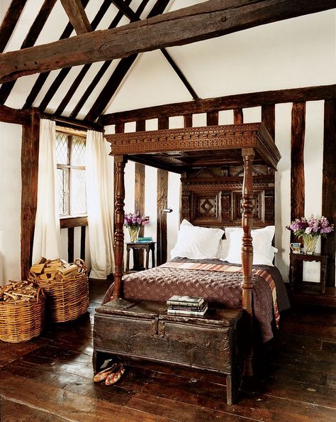 Best Guest Rooms Photographed in _Vogue_ Cottage Tudor, Tudor Decor, Vogue Home, Tudor Cottage, English Country Decor, Tudor Style Homes, English Decor, Cottage Interior, Tudor House