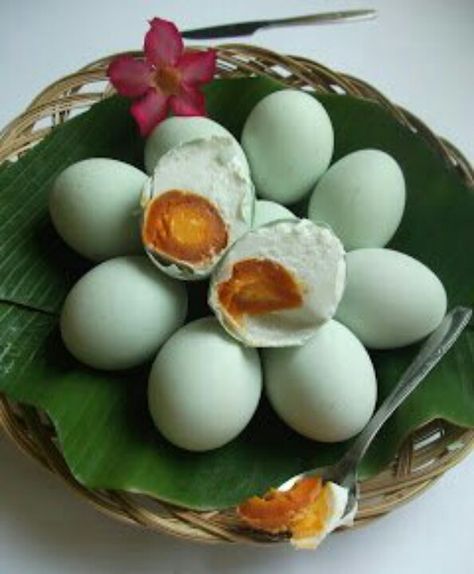 Telor Asin (salted duck egg). Jenisnya : telur asin super, pangon, panggang dan bakar. Paling enak telur asin panggang. Pusat telor asin berada di pusat kota Brebes. Terutama di Jl. Pemuda dan Jl. Diponegoro :) Telur Asin, Masakan Malaysia, Telur Dadar, Cibo Asiatico, Salted Egg Yolk, Malaysian Cuisine, Indonesian Cuisine, Popular Snacks, Salted Egg