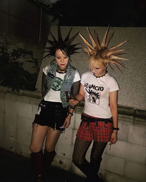 Punk Zombie Costume, Post Punk Revival Fashion, 1980s Punk Fashion Women, Punk Fashion 2023, Punk 90s Fashion, 70’s Punk, 90s Punk Fashion Women, 70s British Punk Fashion, Punk Rock 2000s