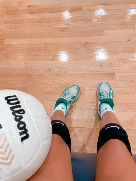 Aesthetic Volleyball, Ball Is Life, Volleyball Wallpaper, Indoor Volleyball, Volleyball Inspiration, Ball Aesthetic, Sporty Aesthetic, Volleyball Quotes, Volleyball Pictures