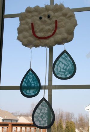 Cloud and raindrops craft. Great for April showers and the "stained glass" raindrops are so pretty! Høstaktiviteter For Barn, Craft Spring, Preschool Weather, Weather Crafts, Cloud Craft, April Crafts, Weather Theme, Spring Preschool, Spring Crafts For Kids