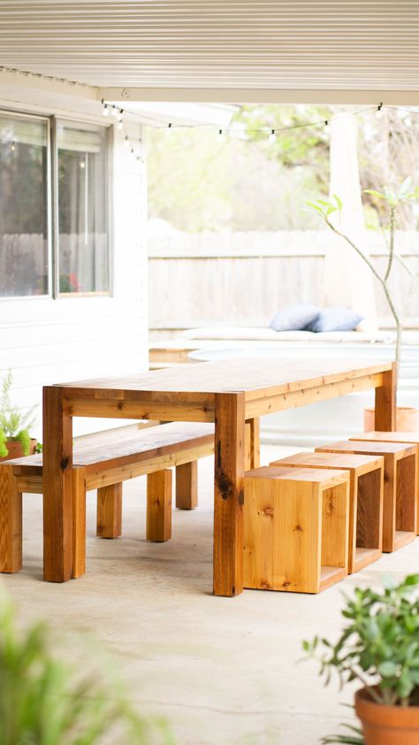 Diy Outdoor Dining Bench, Diy Outdoor Table And Chairs, Outdoor Table Diy, Pine Tables, Diy Outdoor Dining Table, Diy Outdoor Dining, Diy Outdoor Bench, Small Backyard Decks, Modern Outdoor Lounge Chair