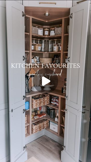 Melanie Florence - Interiors + Lifestyle on Instagram: "Inside peak! My little corner of heaven in my kitchen ❤️ What do you think? It’s still not quite how I want it, I still need to add a work top and the glasses will be moving when I find the right antique cabinet for them but I love my pantry. Such a good use of space compared to traditional corner units that you can’t see all of! I’m still on the look out for the right size baskets though, still a mummy bear and daddy bear situation right now! Still havnt found what is just right 😆 #pantry #kitchenpantry #pantrycupboard #kitchenorganization #coolcorner #kitchencorner #howdenskitchen #kitchendesign #kitchencabinet #kitchenunits #yorkshirehome #kitcheninterior #myhousethismonth #beautifulhomesfeature #beautifulhomesinthenorth" Corner Pantry Unit Kitchen, Small Corner Pantry Ideas, Corner Pantry Kitchen, Corner Pantry Dimensions, Corner Pantry Ideas, Kitchen Corner Units, Corner Pantry Cabinet, Pantry Dimensions, Corner Kitchen Pantry