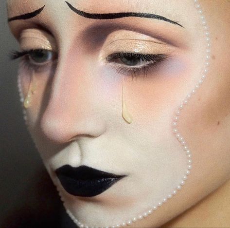 Mime Makeup, Scarecrow Makeup, Pierrot Clown, Drag Make-up, Avant Garde Makeup, Drag Makeup, Essence Cosmetics, Black Makeup, Stage Makeup