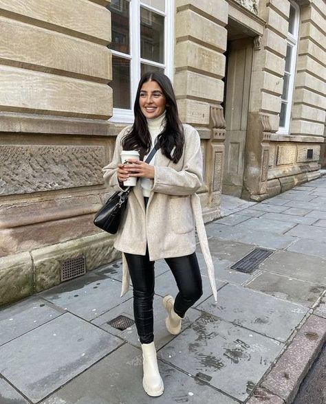 Nude Chelsea Boots, Faux Shearling Coat Outfit, Beige Ankle Boots Outfit, Cream Boots Outfit, Shearling Coat Outfit, Dionne Crowe, Chelsea Boots Outfits, Beige Boots Outfit, White Boots Outfit