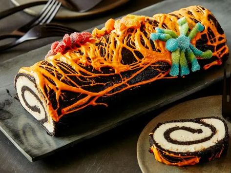 Oreo Roll, Appetizers Halloween, Halloween Oreos, Recipes Halloween, Chocolate Roll Cake, Chocolate Wafer Cookies, Orange Food Coloring, Bebidas Do Starbucks, Halloween Dessert