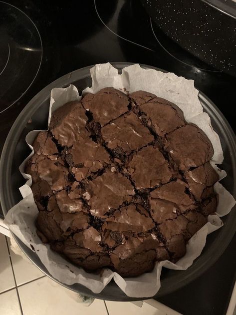 Homemade Brownies Aesthetic, Aesthetic Brownies Pictures, Baking Aesthetic Brownies, Baking Pictures Aesthetic, Baking Brownies Aesthetic, Brownie Aesthetics, Aesthetic Brownies, Brownie Aesthetic, Brownies Aesthetic