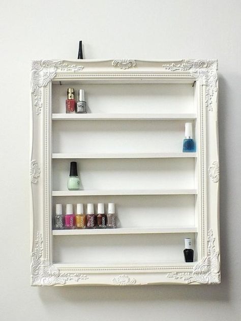 No matter how clean it may be, a cluttered bathroom always looks messy. Whip it into shape and put everything in its place with one of these easy DIY makeup organizers. Diy Makeup Organizer, Rangement Makeup, Penyimpanan Makeup, Toples Kaca, Diy Regal, Polish Display, Makeup Organization Diy, Diy Casa, Diy Vanity