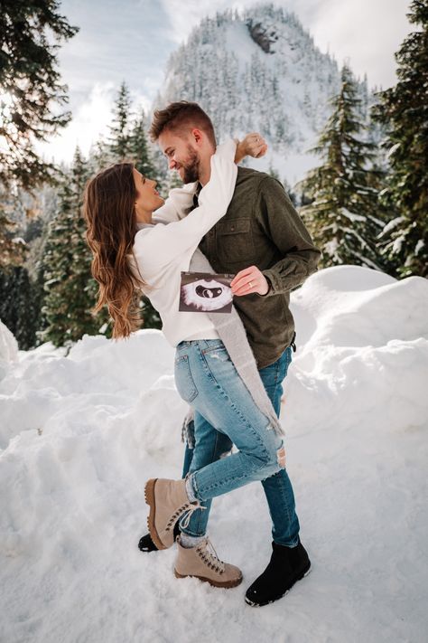 Snowy Baby Announcement, Pregnant Announcement Christmas, Outdoor Winter Pregnancy Announcement, Winter Pregnancy Photoshoot Announcement, Gender Reveal Photoshoot Winter, Pregnancy Announcement Christmas Photos, Winter Announcement Pregnancy, Pregnant Winter Photoshoot, Christmas Pregnancy Announcement Photoshoot