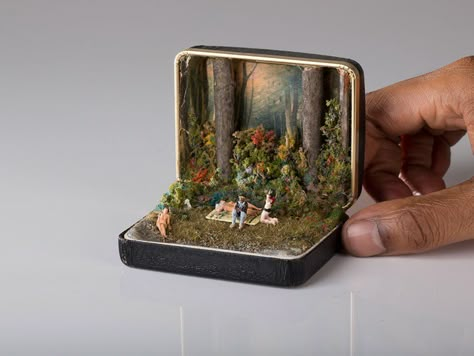 Toronto-based artist Talwst, using unexpected but effective media, has created fascinating series of miniature historic dioramas inside of vintage ring box Antique Ring Box, Vintage Ring Box, Altoids Tins, Altered Tins, Old Rings, Ring Boxes, Tin Art, Tiny World, Miniature Crafts