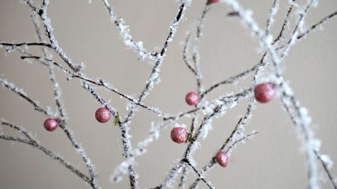 Frosted tree branches Cheap Christmas Wreaths, Tree Branch Centerpieces, Nest Decor, Snowy Branches, Faux Branches, Branch Tree, Christmas Cracker, Easy Christmas Wreaths, Diy Tree