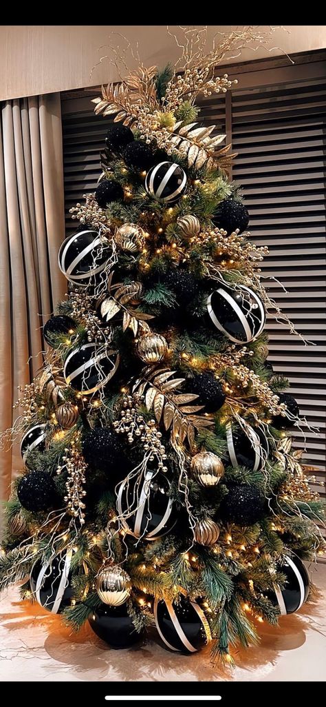 Island Themed Christmas Tree, Night Before Christmas Christmas Tree, Christmas Tree Ideas Emerald Green, Christmas Green And Black, Black Brown Cream Christmas Tree, Christmas Tree Green And Black, Bachelor Christmas Tree, Green Tree Black Ornaments, Green Gold Black Christmas Tree