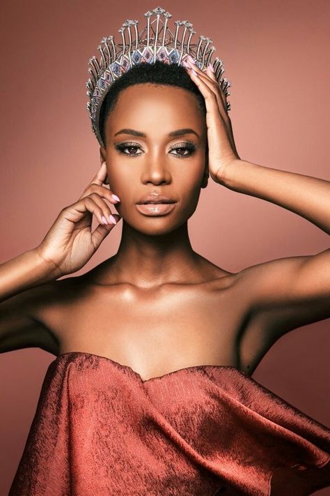 "Most important thing we should be teaching young girls today is leadership, it's something that's been lacking in women for a long time not because we dont want to but because of what society has labeled women to be." - Queen Zozibini Tunzi #MissUniverse2019 #MissSouthAfrica2019 🇿🇦 ‬👏🏾 Miss South Africa, Pageant Photography, Pageant Headshots, Miss Teen Usa, Queen Aesthetic, Photoshoot Pics, Glam Photoshoot, Miss Usa, Miss America