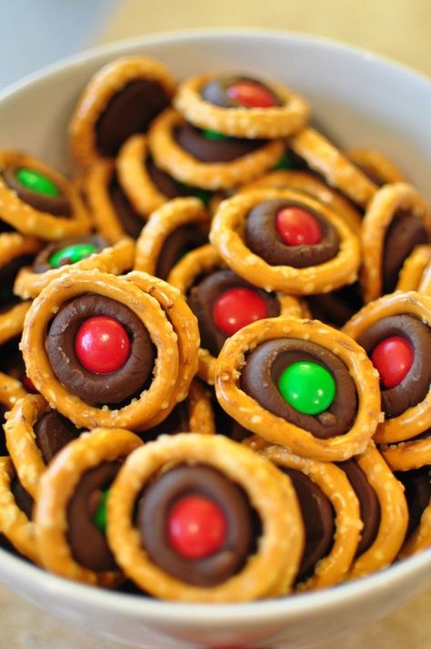 Christmas Pretzel, Christmas Pretzels, Hershey Kiss, Holiday Chocolate, Christmas Candy Recipes, Salty Snacks, Christmas Snacks, Holiday Cooking, Pretzels