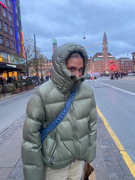 Gilet Puffer Outfit, Winter Jacket Inspiration, Fall Outfits Copenhagen, Puffer Street Style, Copenhagen Winter Style, Buffer Jacket Outfit, Puffer Coat Street Style, Winter London Outfits, Green Puffer Jacket Outfit