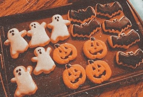 halloween cookies widget Halloween Cookies Decorated Royal Icing, Halloween Cookies Aesthetic, Widget Halloween, Cookies Aesthetic, Halloween Cookies Decorated, Image Halloween, Halloween Wallpaper Cute, Halloween Baking, Cute Fall Wallpaper