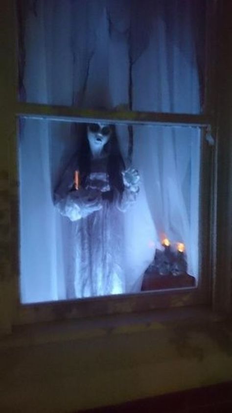 Halloween Window Decorations Ideas to Spook up Your Neighbors Diy Halloween Window Decorations, Diy Halloween Window, Veselý Halloween, Pelottava Halloween, Läskig Halloween, Makeup Zombie, Dekorasi Halloween, Window Decorating, Scary Halloween Decorations Diy