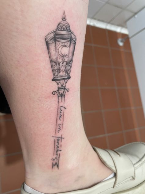 Tattoo idee idea light in the shadow moon candle sky clouds lantern streetlight Lux In Tenebris Tattoo, Street Light Tattoo, Streetlight Tattoo, Candle Light Tattoo, Lux In Tenebris, Cloud Lantern, Lantern Tattoo, Light Tattoo, Moon Candle