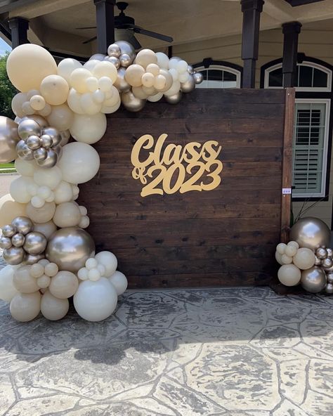 Graduation Party At Home Decor, White And Gold Grad Party Decorations, Balloon Backdrop Ideas Graduation, Grad Balloon Backdrop, Graduation Venue Decorations, Balloon Arch Photo Backdrop Graduation, 2024 Graduation Decorations, Graduation Party Ideas Decorations Decor, Simple Graduation Decoration Ideas