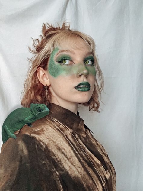 #makeup #girl #aesthetic #makeupartist #makeupaddict #instamakeup #makeuplover #makeupblogger #freelance #lizard Dinosaur Costume Makeup, Shrek Makeup Looks, Lizard Costume Women, Dinosaur Makeup Halloween, Reptile Makeup Halloween, Snail Make Up, Frog Costume Makeup, Turtle Makeup Ideas, Frog Makeup Halloween