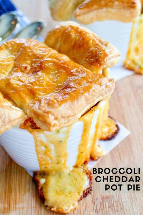 Puff Pastry Pot Pie, Vegetarian Puff Pastry, Vegetarian Pot Pie Recipe, Vegetarian Christmas Appetizers, Savory Puff Pastry, Vegetarian Pot Pie, Vegetable Pot Pies, Puff Pastry Crust, Pot Pie Filling