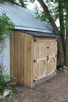 DIY Garbage bin lean-to shed Small Outdoor Shed, Garbage Shed, Curved Pergola, Diy Storage Shed, Lean To Shed, Outside Storage, Backyard Storage, Garden Tool Shed, Small Sheds