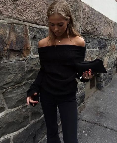 Off Shoulder Fall Outfit, Black Off Shoulder Top Outfit, Fest Outfits, Estilo Indie, Skandinavian Fashion, Winter 22, Autumn Fits, Paris Mode, Neue Outfits