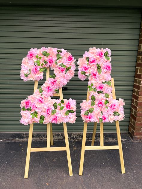 21 numbers created with flowers on easels 21st Birthday Flower Decorations, 21st Number Sign, Grad Party Aesthetic Pink, Flower Numbers Birthday, 21 Flower Numbers, 21st Birthday Ideas Flowers, 21 Birthday Pink Theme, Floral Number Diy, Diy Birthday Number Sign