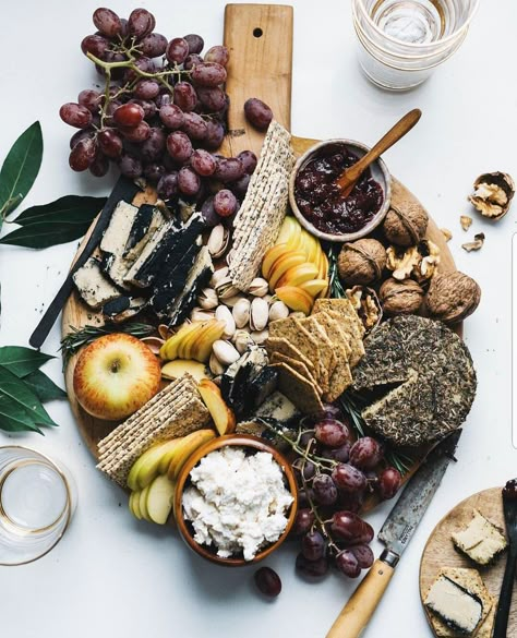 Vegan Cheese Board, Vegan Cheese Boards, Grazing Board Ideas, Holiday Cheese Boards, Beautiful Cheese Board, Holiday Cheese, Grazing Board, Overnight Oat, Charcuterie Cheese