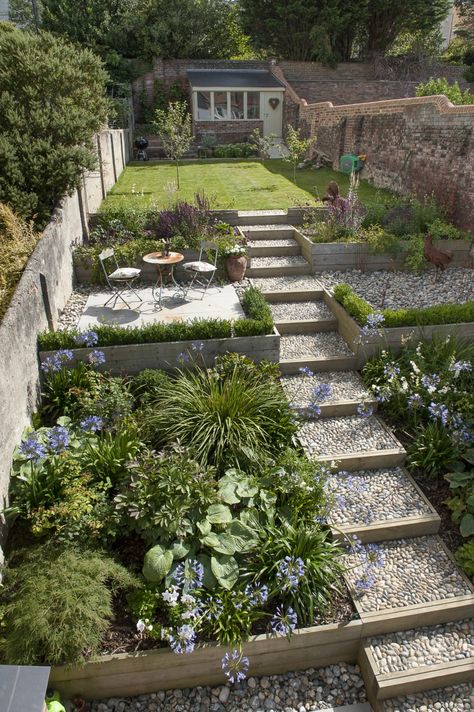 Gard Modern, Garden Gravel, Small Cottage Garden Ideas, Garden Spa, Taman Diy, Pebble Garden, Jardim Diy, Sloped Backyard, Stone Steps