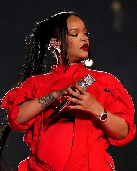 Rihanna Superbowl, Rihanna Outfits, Halftime Show, Rihanna Style, Pigtail Braids, Entertainment Tonight, Vogue Covers, Rihanna Fenty, Gordon Ramsay