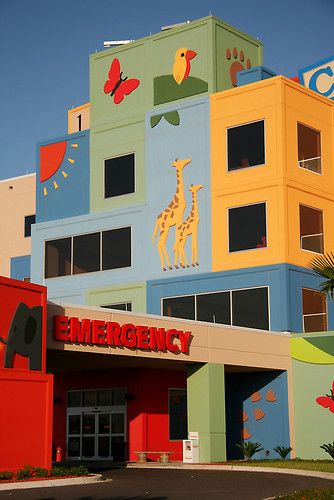 Children Hospital Design, Children's Clinic, Decoration Creche, Arsitektur Art Deco, Preschool Designs, School Building Design, Hospital Architecture, Kids Interior Design, Children Hospital