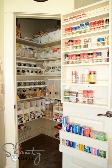 Beautiful ideas for creating an organized pantry space! // cleanandscentsible.com Organization Cabinets, Organize Ideas, Small Pantry Organization, Pantry Containers, Pantry Organizer, Organized Pantry, Corner Pantry, Pantry Closet, Small Pantry