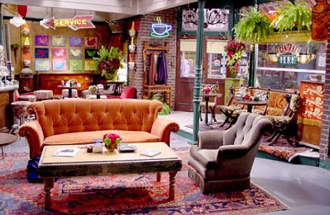 The artwork on the walls of  the coffee house was always changing. Tv Show Ideas, Cafe Apartment, Lounge Interior, Show Ideas, Friends Cafe, Friends Apartment, Orange Couch, Tv Wand, Friends Central Perk