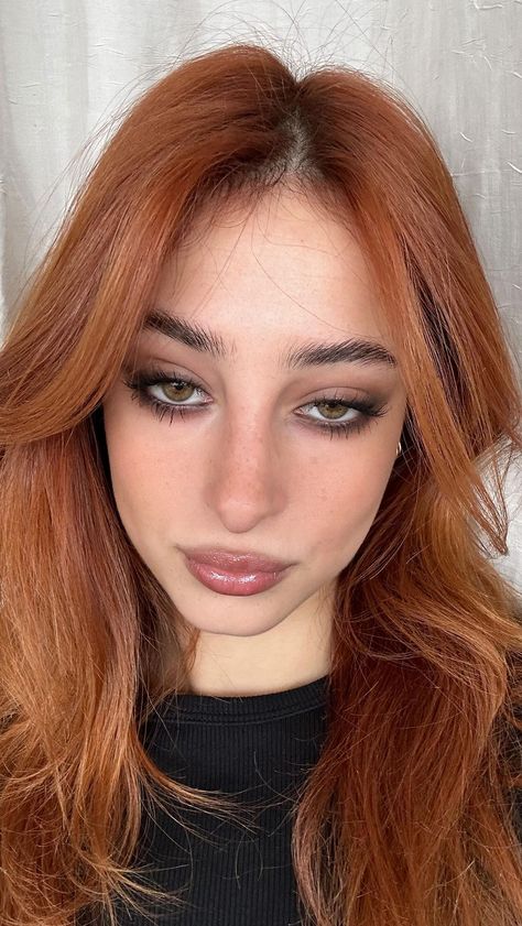 French Messy Girl Makeup 💋 | Instagram Messy French Makeup, French Girl Makeup Look, Parisian Makeup, French Girl Makeup, Bombshell Makeup, French Makeup, French Girl Aesthetic, Sketchbook Inspo, Edgy Makeup