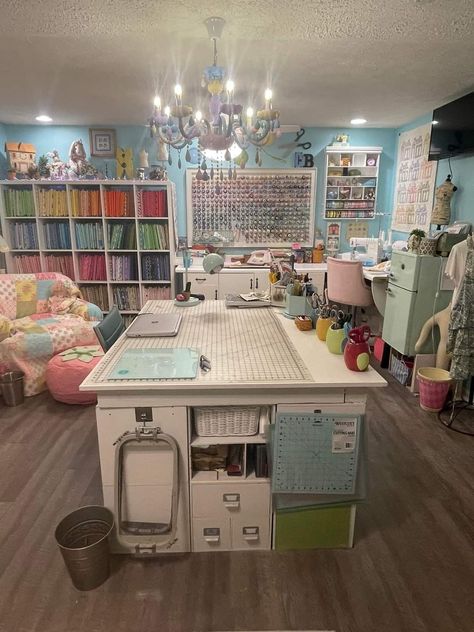 She Shed Office Craft Room, Sewing Workshop Studio, Craft Room Set Up, Craft Shed Ideas, Colorful Farmhouse Decor, Craft Room Layout Ideas, Art Room Ideas, She Shed Craft Room, Storefront Ideas