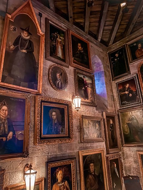 Hogwarts Paintings In Castle, Hogwarts Photo Wall, Hogwarts Portrait Wall, Harry Potter Staircase Portraits, Harry Potter Portrait Wall, Hogwarts Gallery Wall, Hogwarts Wall Painting, Harry Potter Picture Frame, Harry Potter Paint Colors