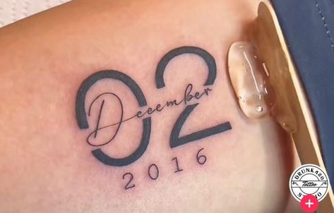 Unique Date Tattoos For Women, 92 Tattoo Number, Anniversary Date Tattoo Ideas, Anniversary Date Tattoo, Wedding Date Tattoo Ideas, Date Of Birth Tattoos Ideas, Tattoo Datum, Tattoos With Dates, Tattoo With Dates